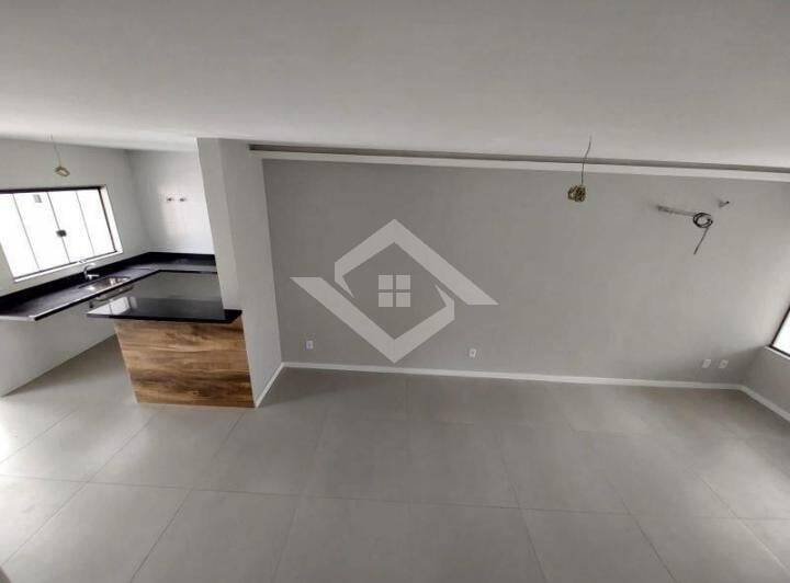 Casa à venda com 3 quartos, 170m² - Foto 2