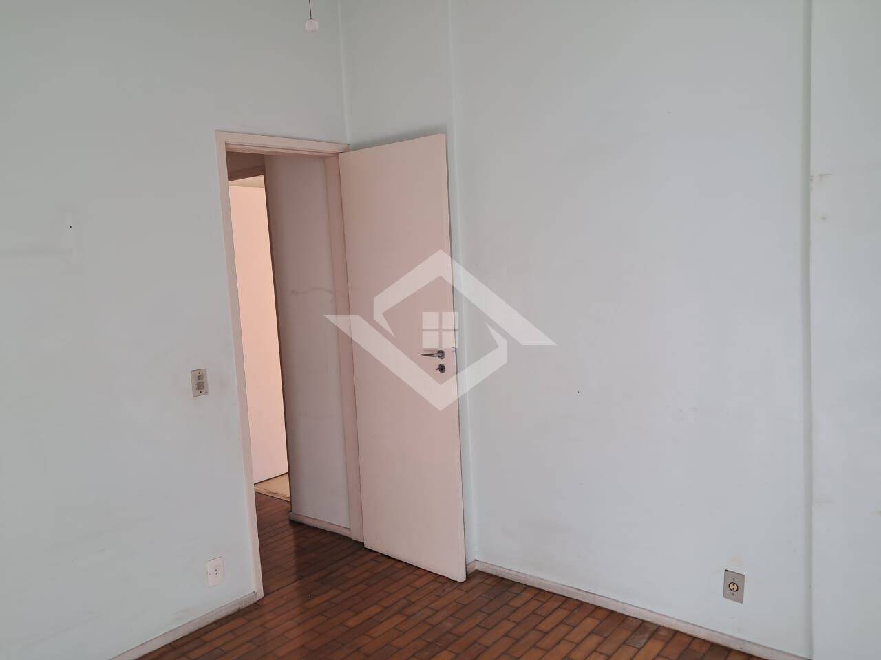 Apartamento à venda com 3 quartos, 130m² - Foto 2