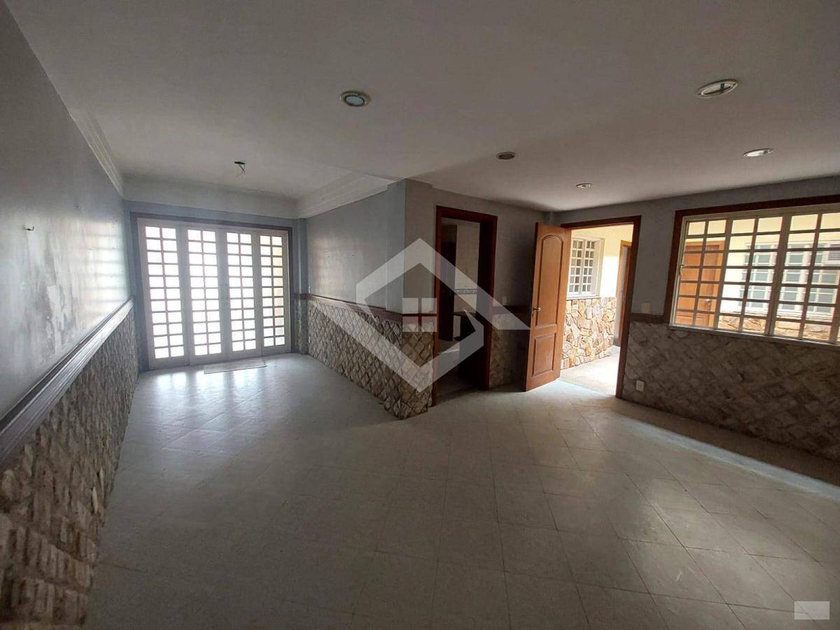 Casa à venda com 5 quartos, 200m² - Foto 2