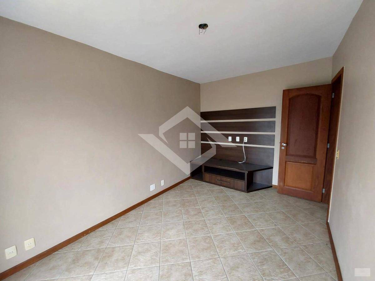 Casa à venda com 5 quartos, 200m² - Foto 4