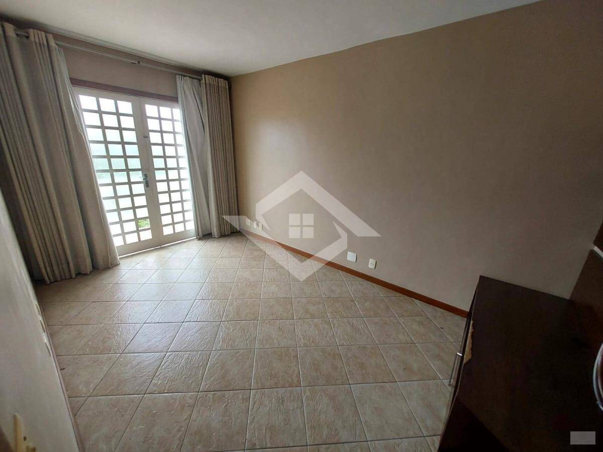 Casa à venda com 5 quartos, 200m² - Foto 3