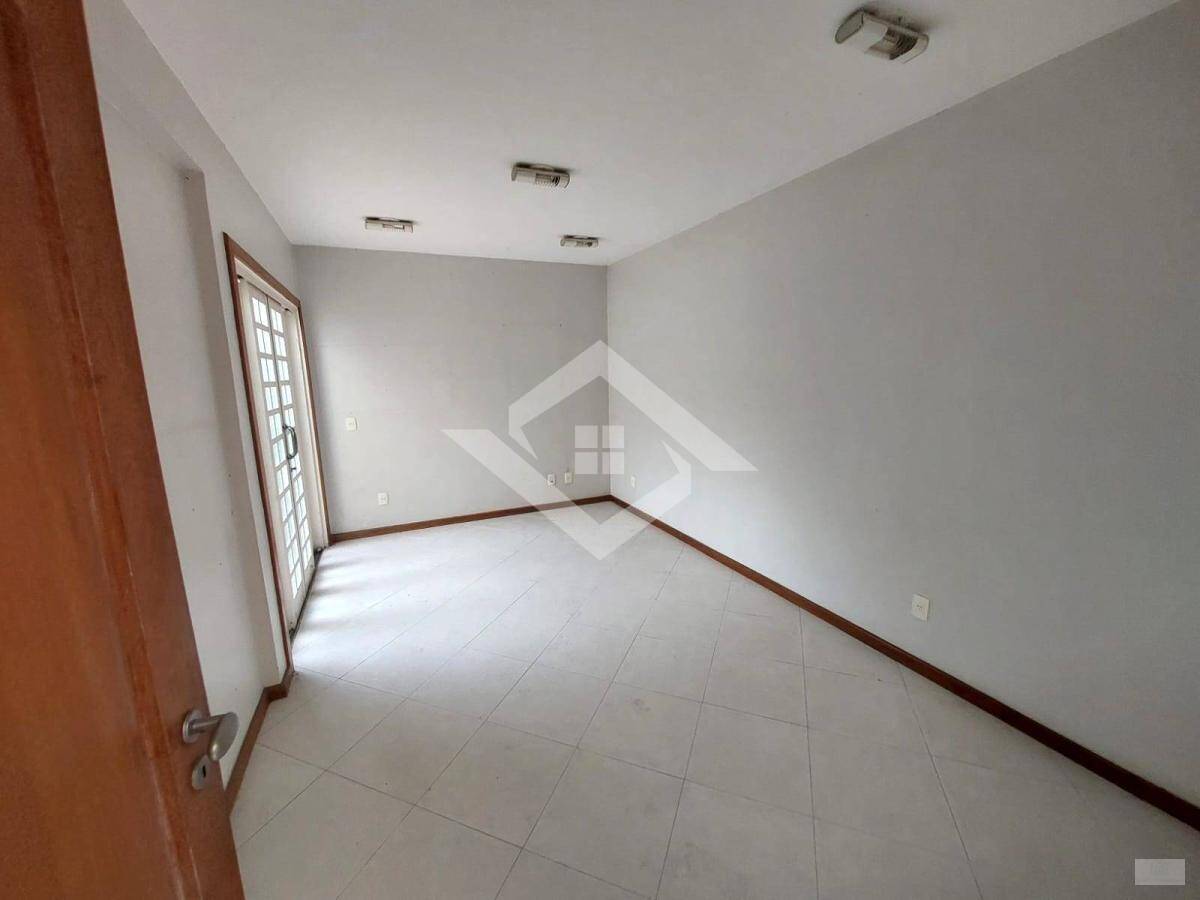 Casa à venda com 5 quartos, 200m² - Foto 10