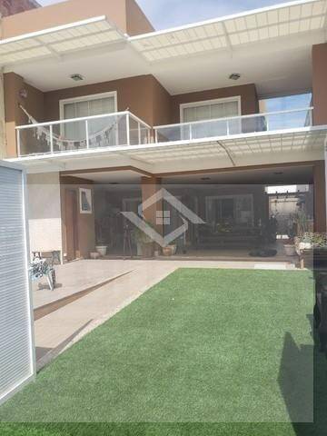 Casa à venda com 3 quartos, 238m² - Foto 1