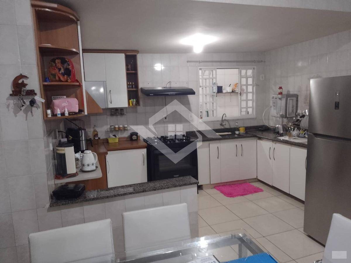 Casa à venda com 3 quartos, 180m² - Foto 8