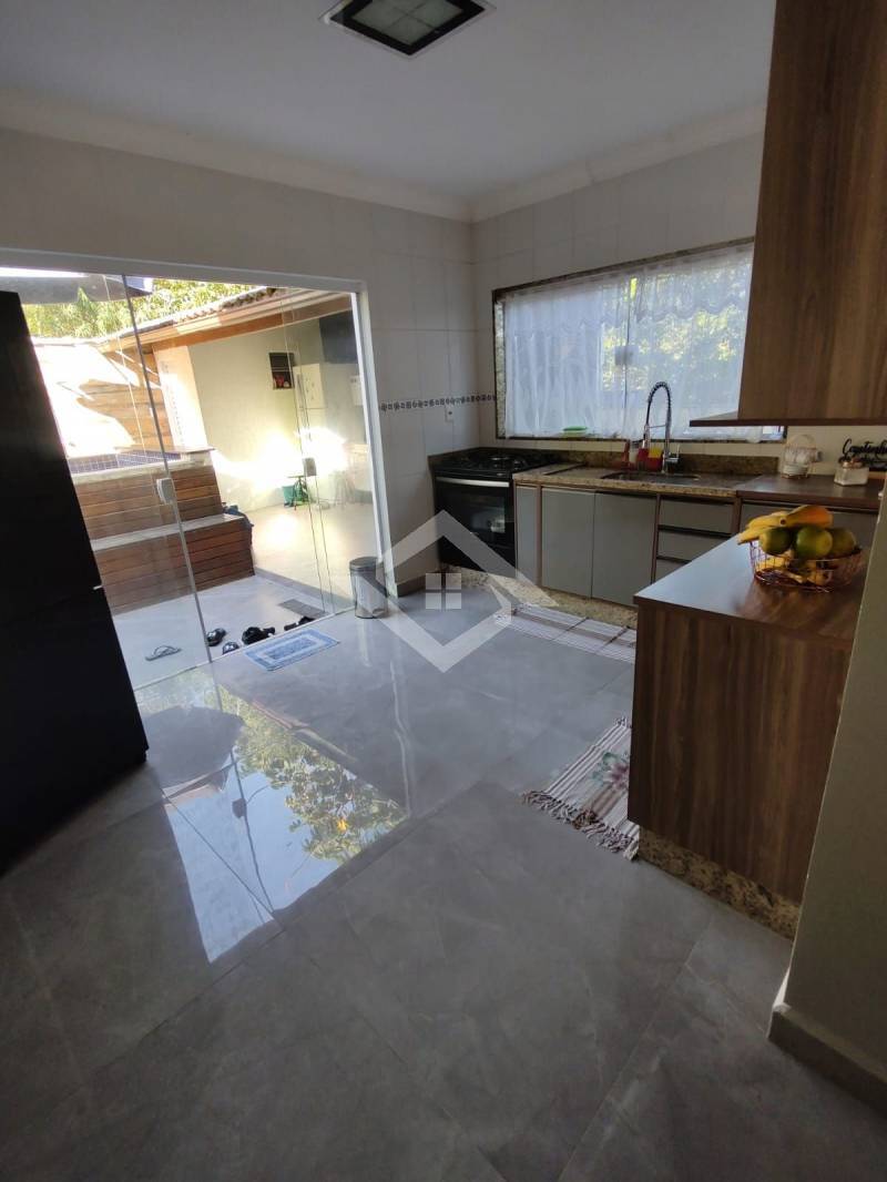 Casa à venda com 2 quartos, 160m² - Foto 2