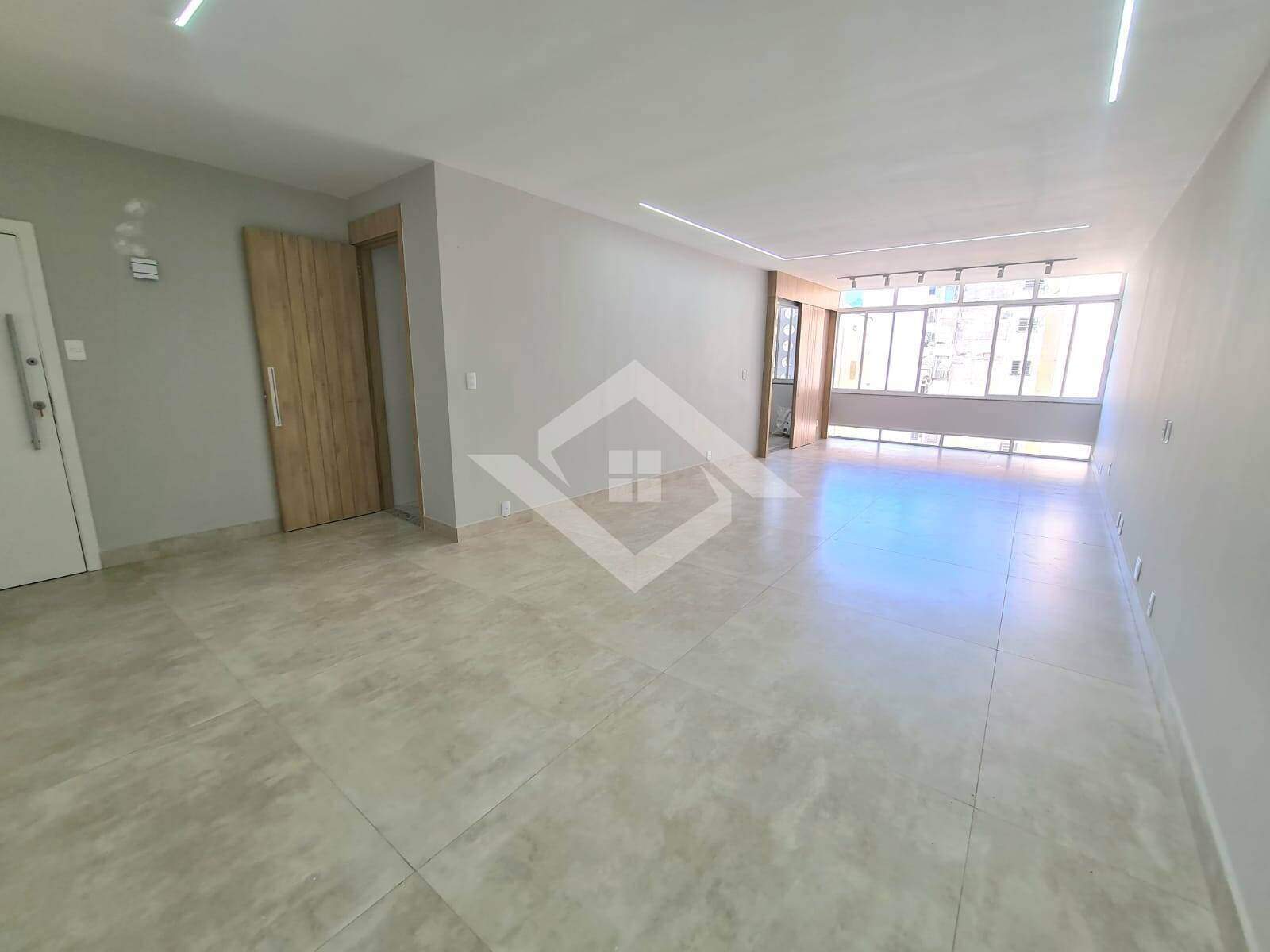 Apartamento à venda com 3 quartos, 180m² - Foto 2