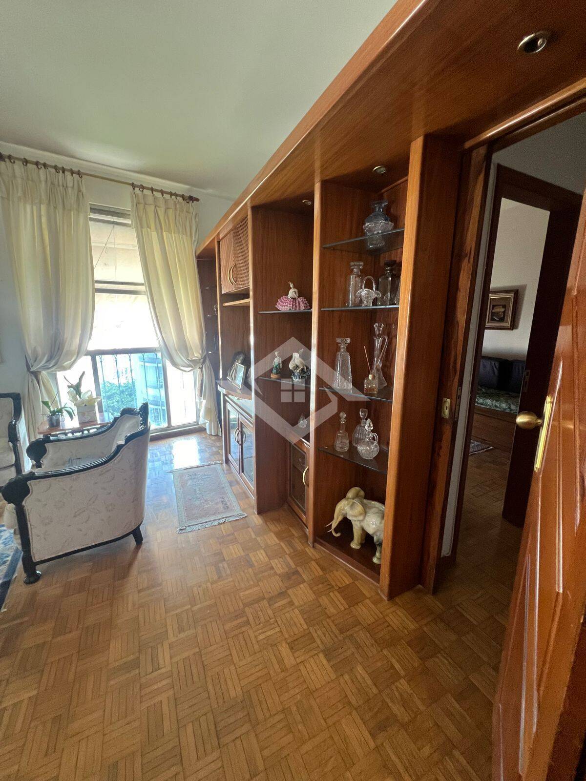 Apartamento à venda com 3 quartos, 160m² - Foto 2