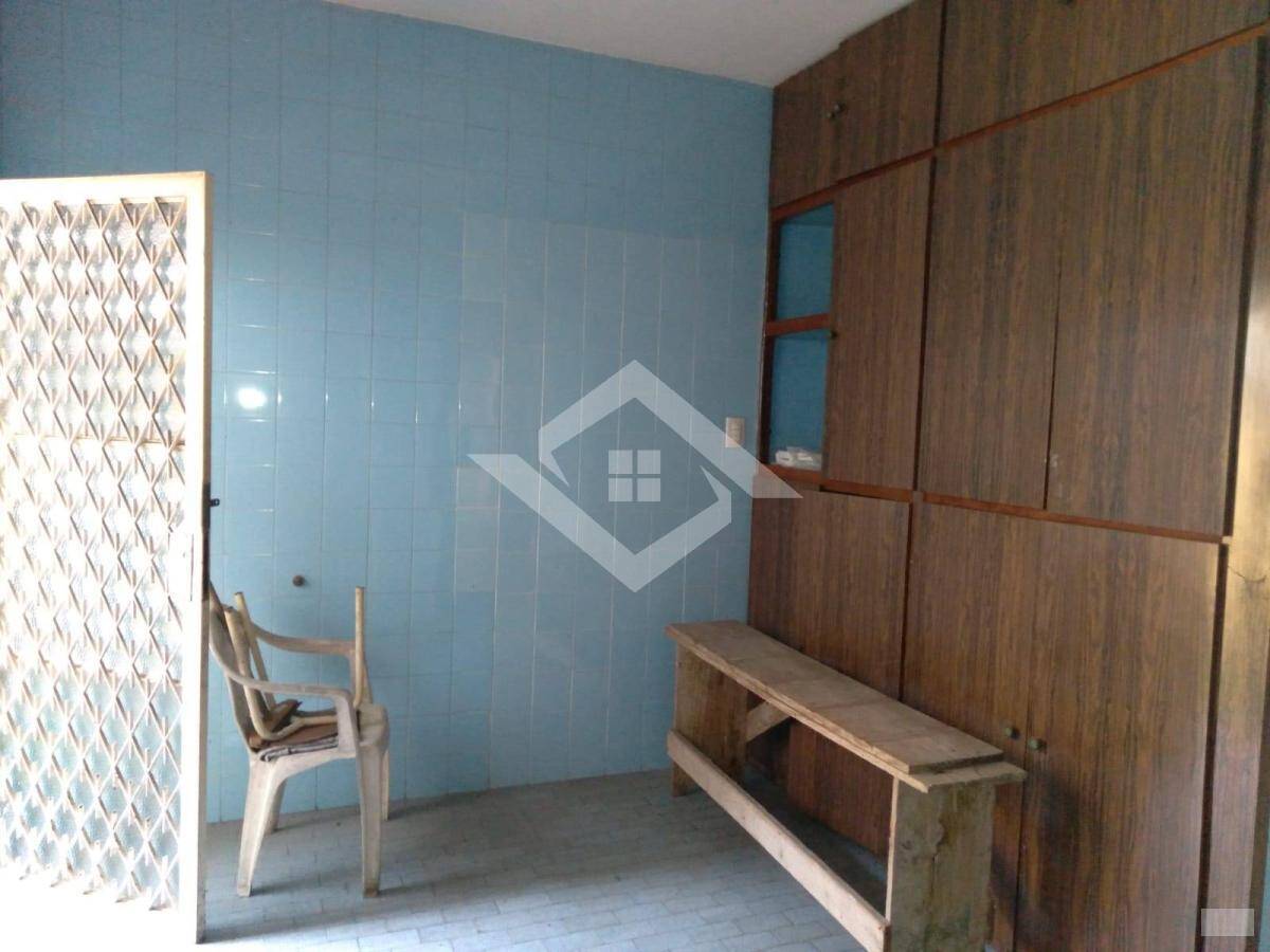 Casa à venda com 6 quartos, 280m² - Foto 1