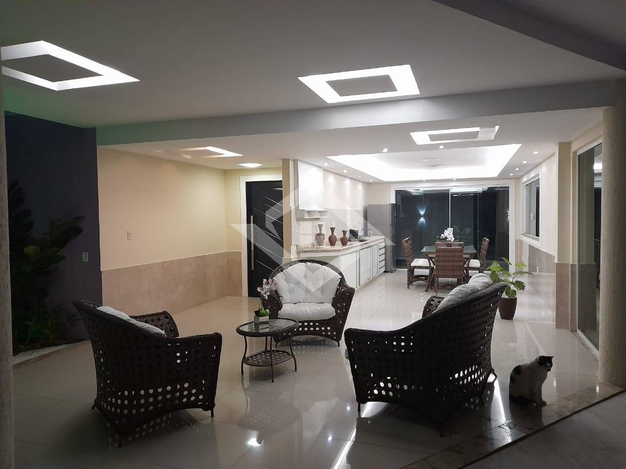 Casa de Condomínio à venda com 4 quartos, 260m² - Foto 1