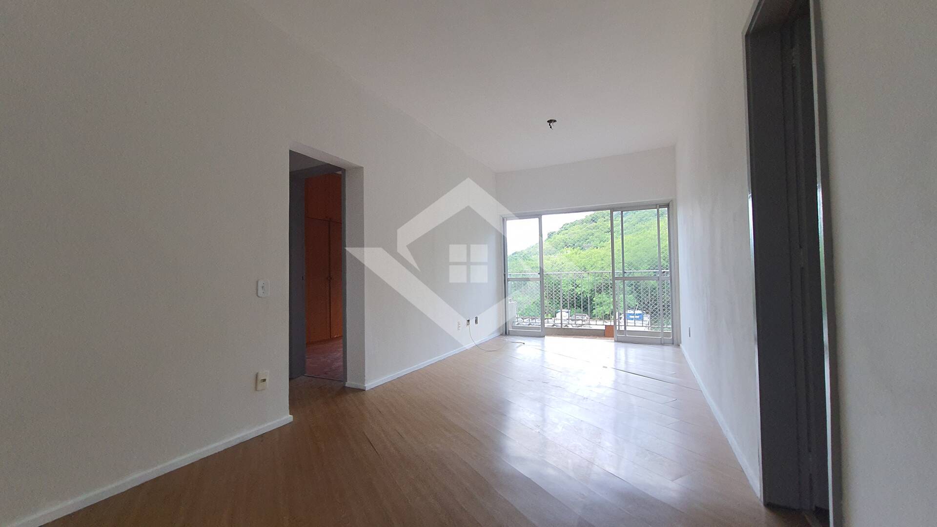 Apartamento à venda com 2 quartos, 70m² - Foto 1