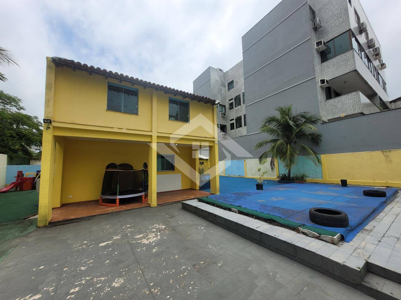 Casa para alugar com 10 quartos, 400m² - Foto 1