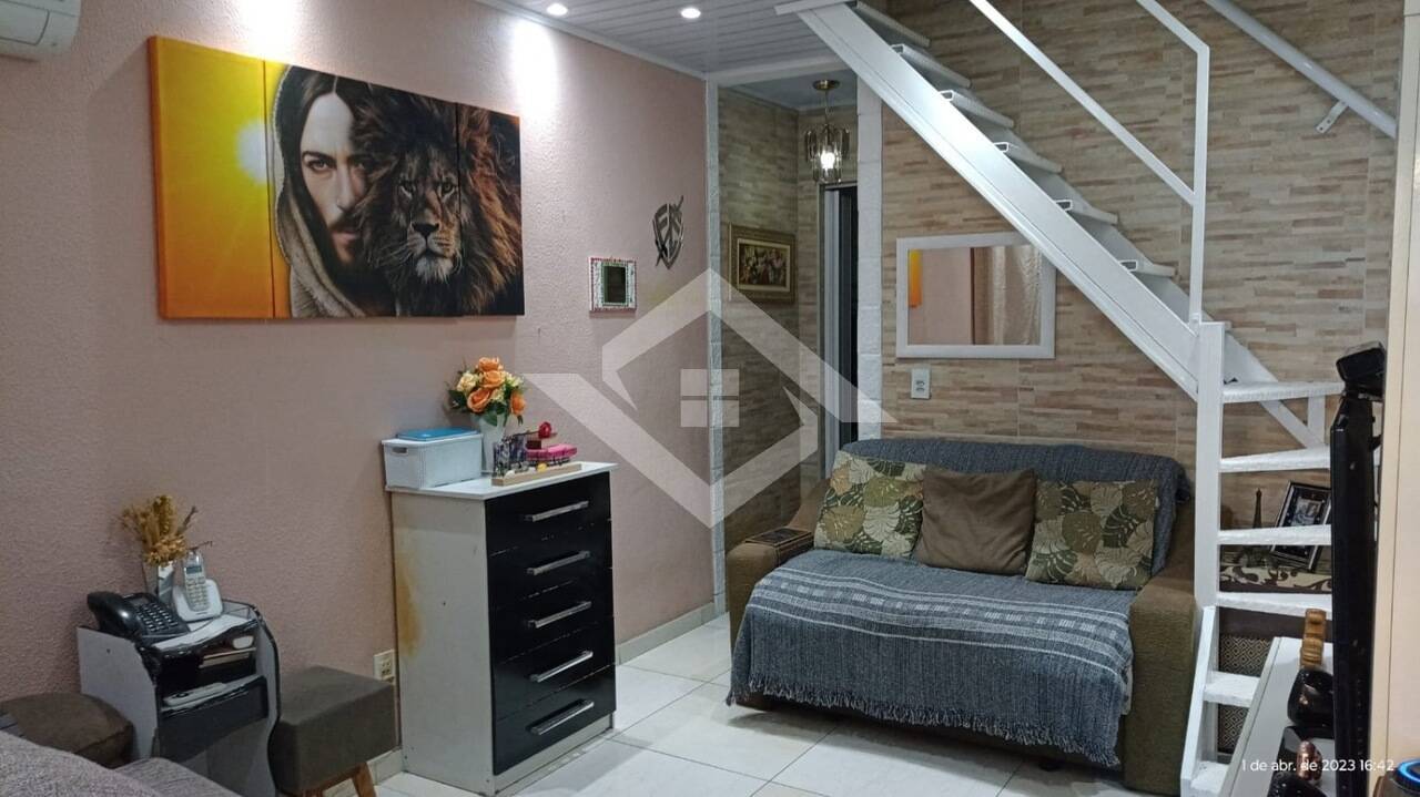 Casa à venda com 2 quartos, 72m² - Foto 1