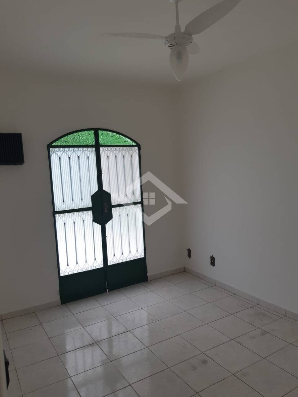 Casa à venda e aluguel com 3 quartos, 200m² - Foto 3