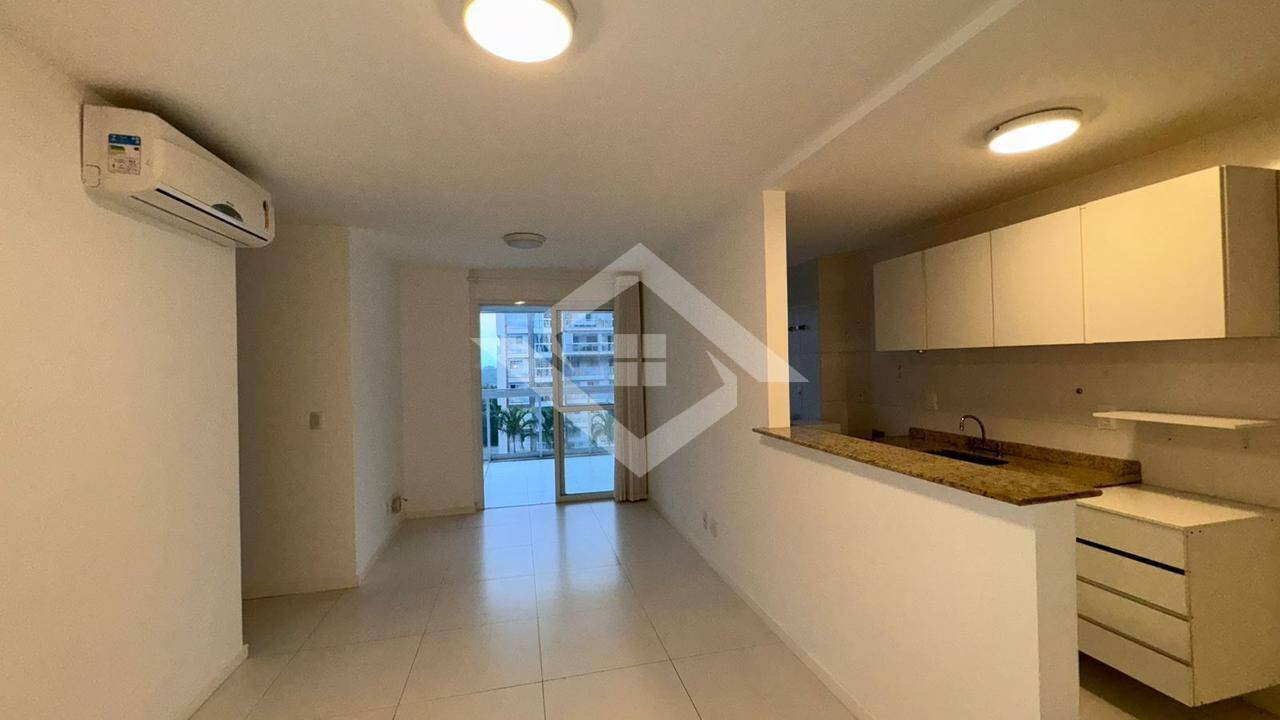 Apartamento à venda com 2 quartos, 70m² - Foto 3