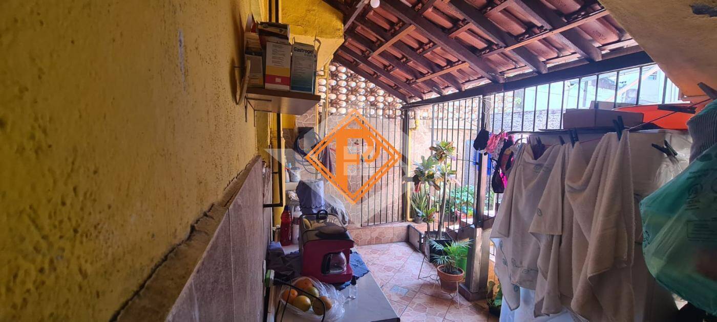 Casa à venda com 4 quartos, 70m² - Foto 3