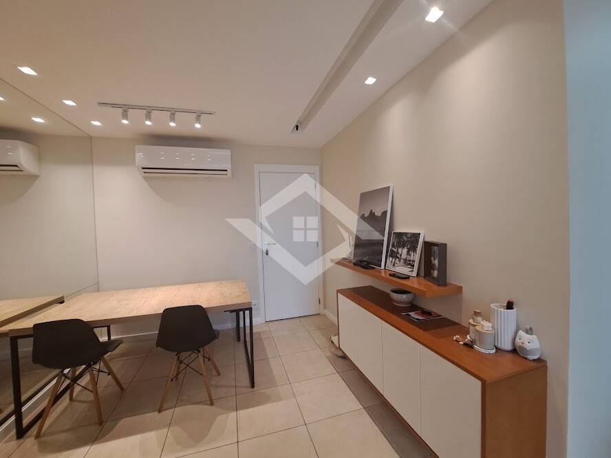 Apartamento à venda com 2 quartos, 70m² - Foto 2