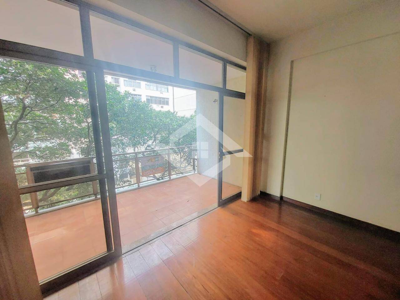 Apartamento à venda com 3 quartos, 150m² - Foto 3