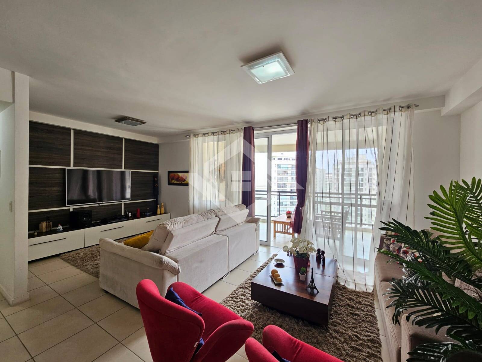 Apartamento à venda com 3 quartos, 145m² - Foto 1