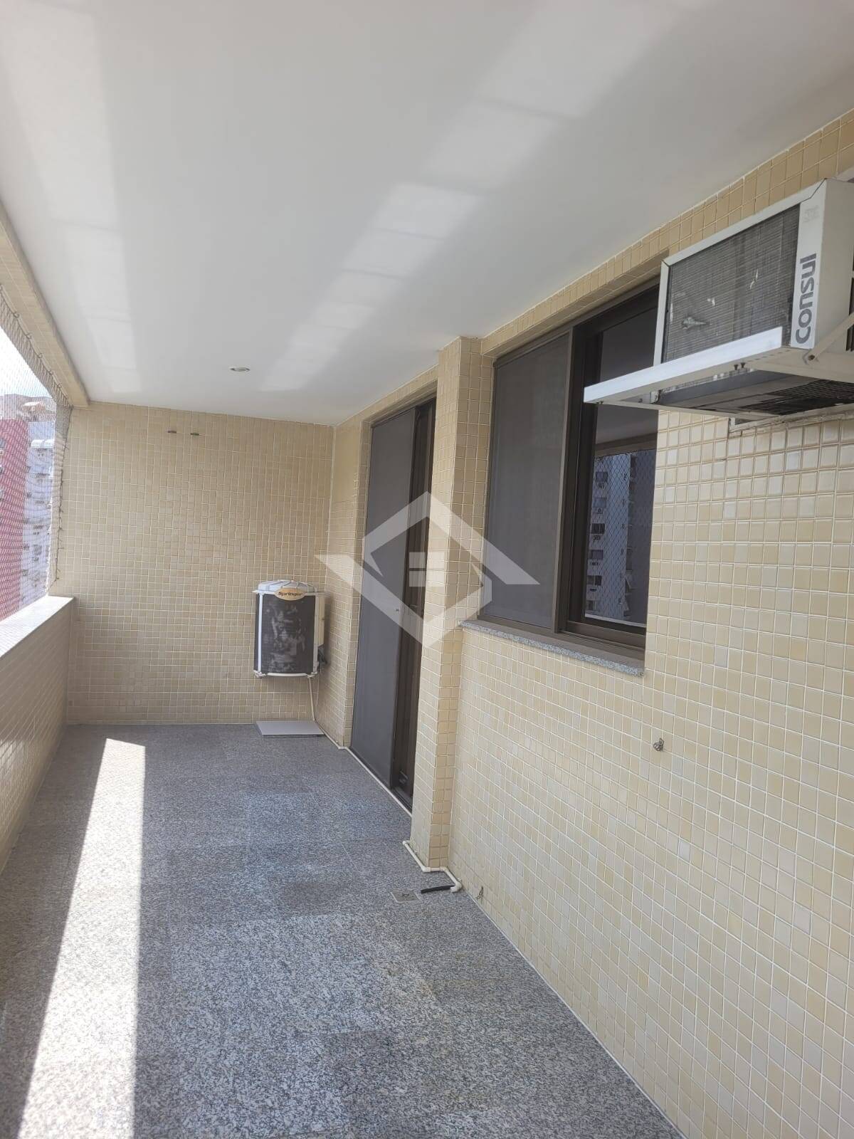 Apartamento à venda com 3 quartos, 130m² - Foto 2