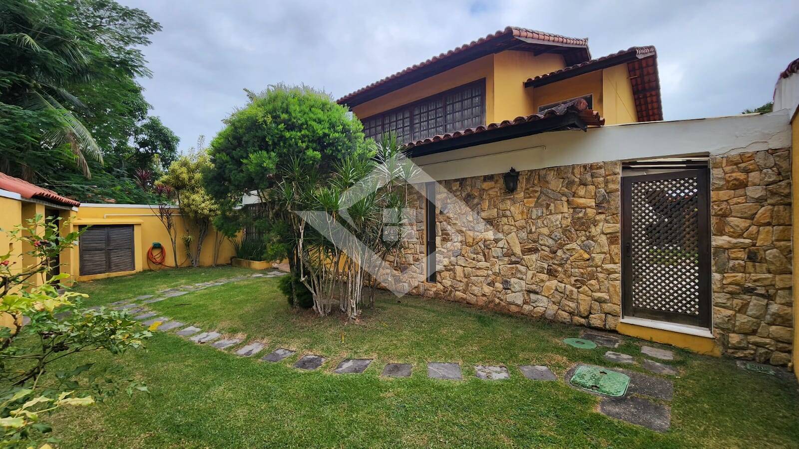 Casa à venda com 4 quartos, 340m² - Foto 2