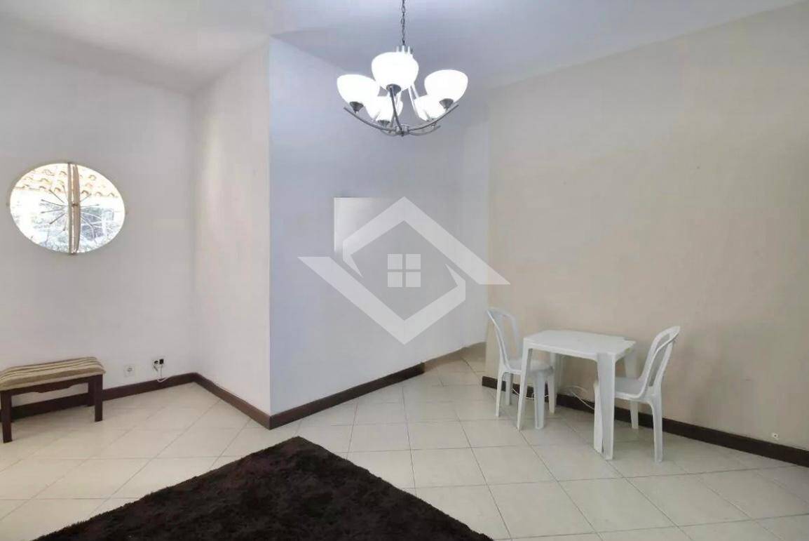 Casa à venda com 3 quartos, 237m² - Foto 2