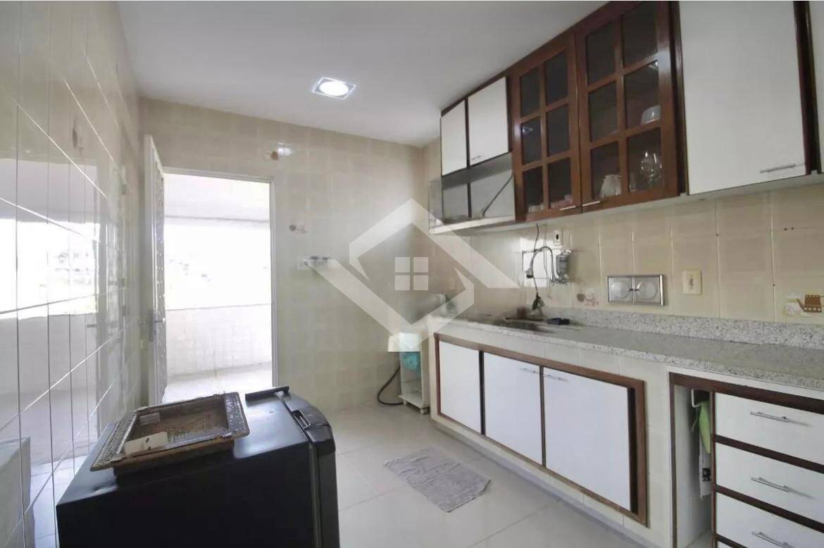 Casa à venda com 3 quartos, 237m² - Foto 4