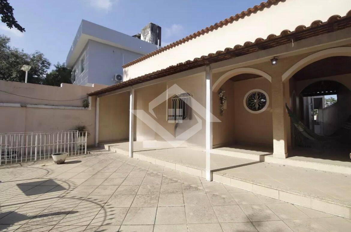 Casa à venda com 3 quartos, 237m² - Foto 1