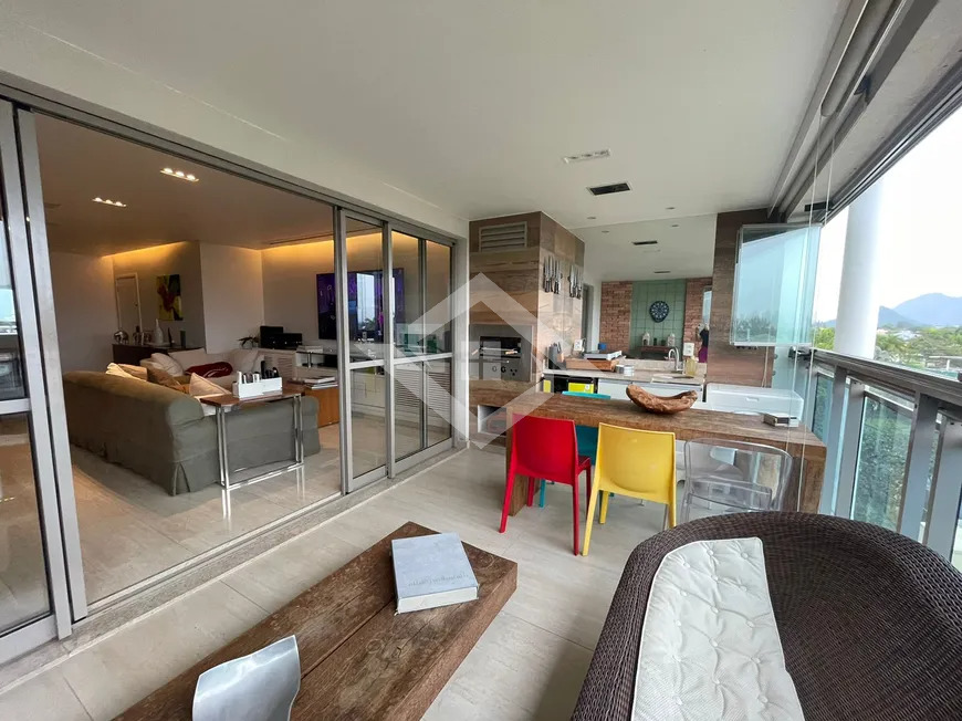 Apartamento à venda com 3 quartos, 233m² - Foto 1