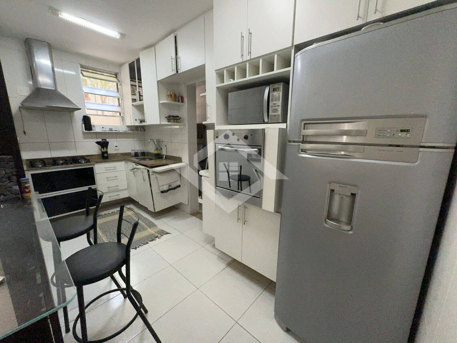 Apartamento à venda com 2 quartos, 70m² - Foto 4