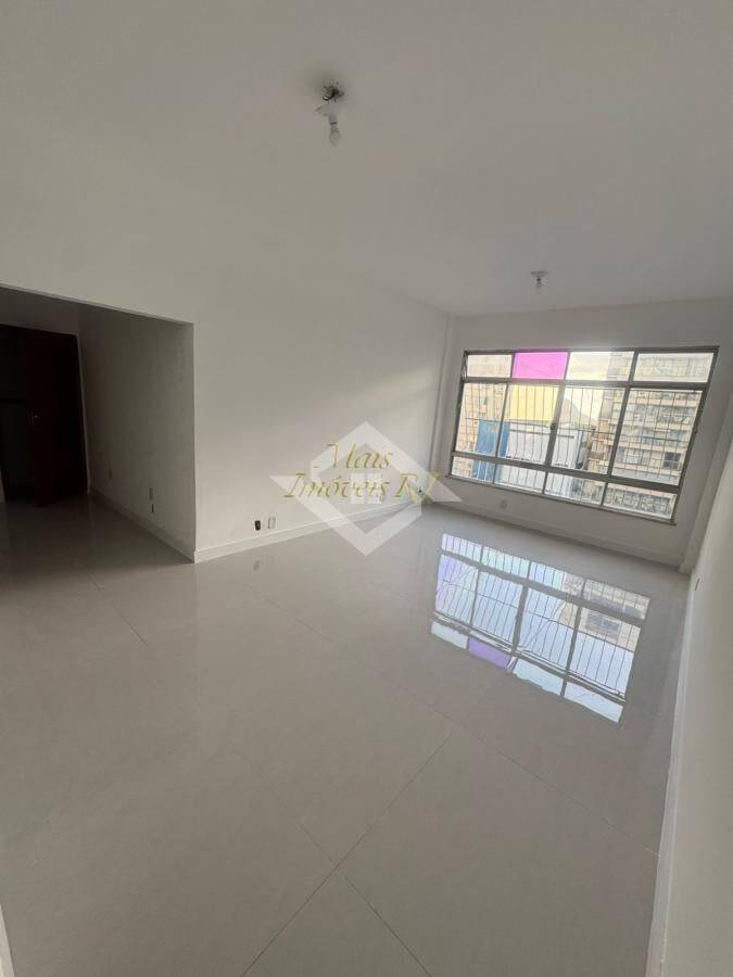 Apartamento à venda com 3 quartos, 130m² - Foto 2