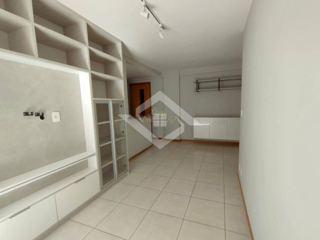 Apartamento à venda com 2 quartos, 70m² - Foto 4