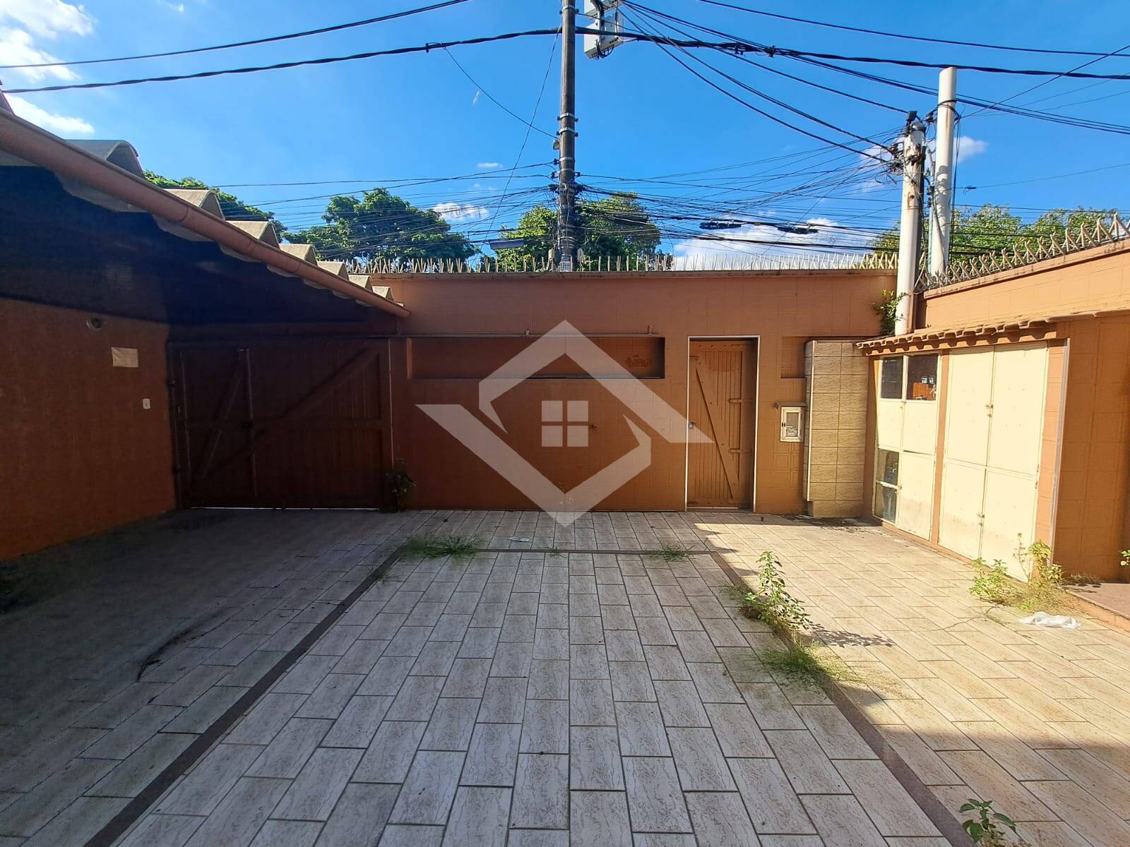 Casa à venda com 4 quartos, 215m² - Foto 1