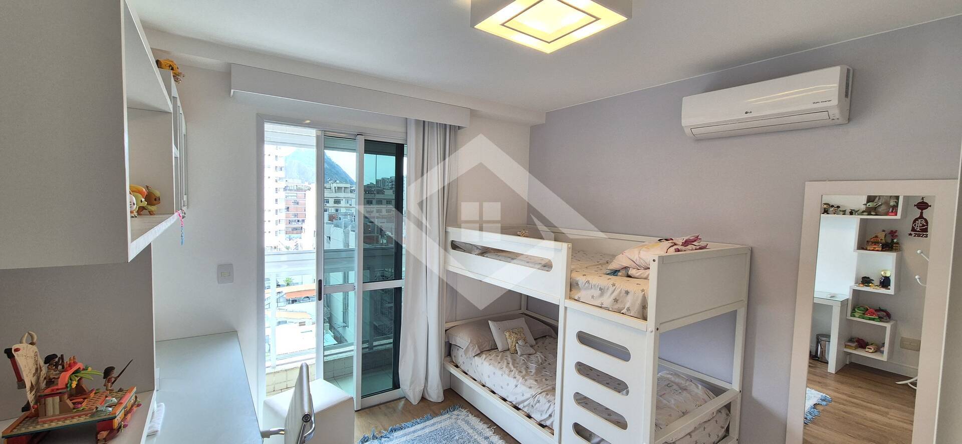 Apartamento à venda com 3 quartos, 227m² - Foto 4