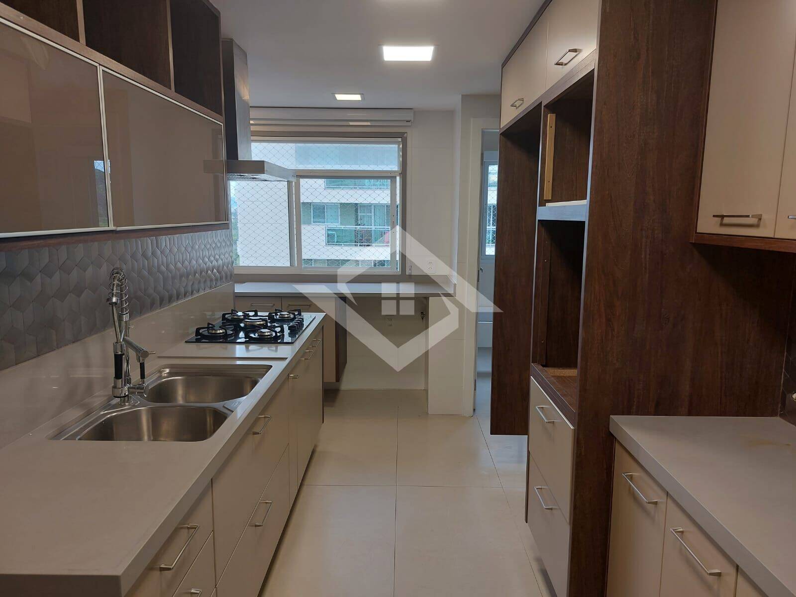 Apartamento à venda com 3 quartos, 151m² - Foto 3