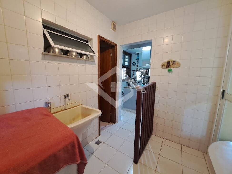 Casa à venda com 4 quartos, 300m² - Foto 25